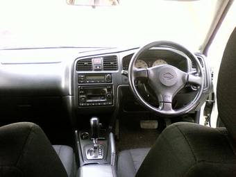 2000 Nissan Primera Pictures