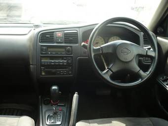 2000 Nissan Primera Photos