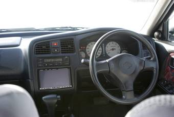 2000 Nissan Primera Pictures