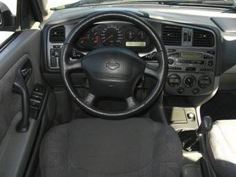 2000 Nissan Primera Pictures