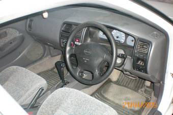 2000 Nissan Pulsar Photos