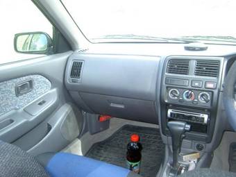 2000 Nissan Pulsar Photos