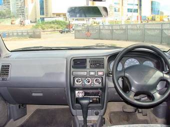 2000 Nissan Pulsar Photos