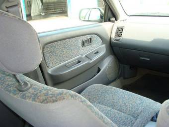 2000 Nissan Pulsar Photos