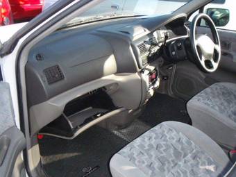 1999 Nissan R~nessa Photos