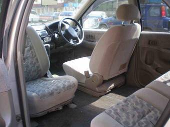 1999 Nissan R~nessa Pictures