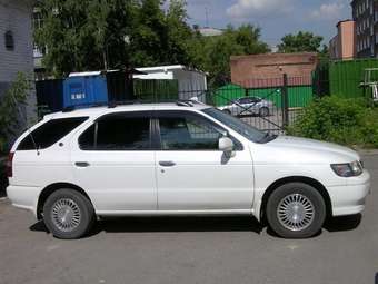 2000 Nissan R~nessa Pictures