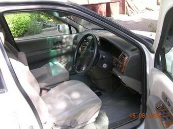 2000 Nissan R~nessa Pictures