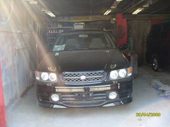2000 Nissan R~nessa Pictures