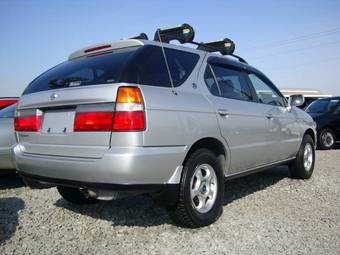 2000 Nissan R~nessa Photos