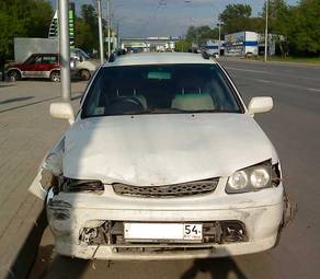 2000 Nissan R~nessa Pictures