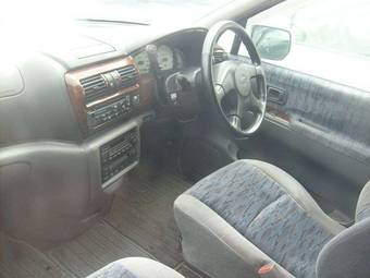 2000 Nissan R~nessa Pictures