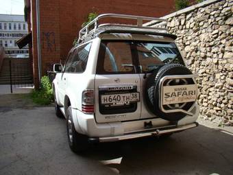 1999 Nissan Safari Photos