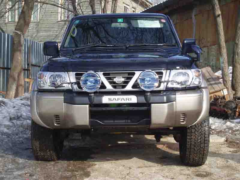2000 Nissan Safari Photos