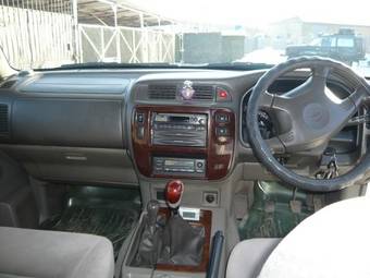 2000 Nissan Safari Photos