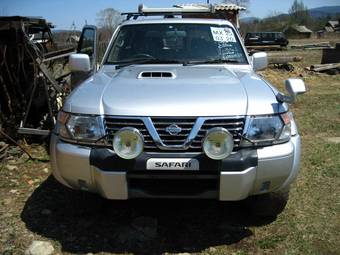 2000 Nissan Safari Photos