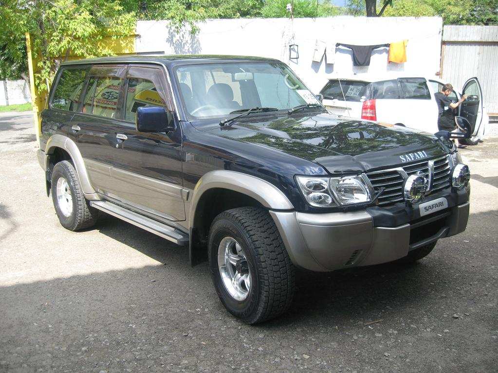 nissan safari 2000 model