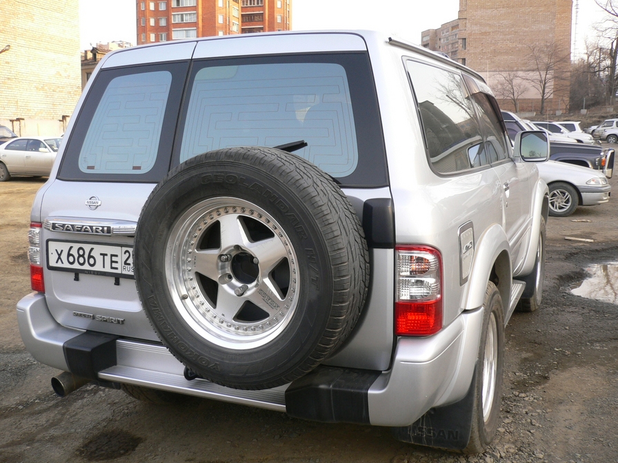 2001 Nissan Safari Pics