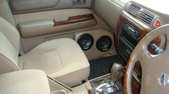 2002 Nissan Safari Photos