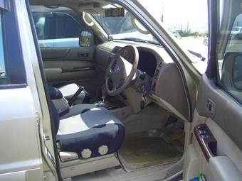 2002 Nissan Safari Photos