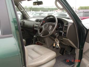 2002 Nissan Safari Pictures