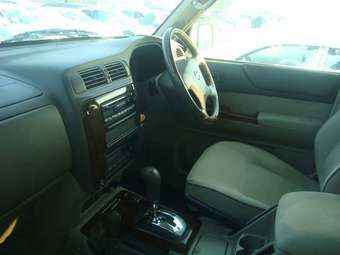 2004 Nissan Safari Photos