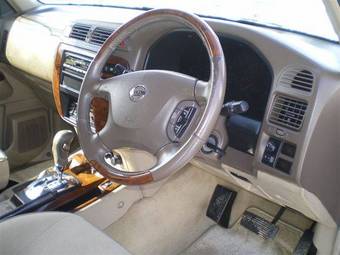 2004 Nissan Safari Pictures