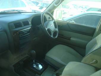 2004 Nissan Safari Photos