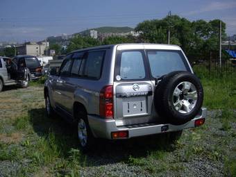 2004 Nissan Safari Photos