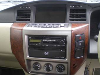 2005 Nissan Safari Pics