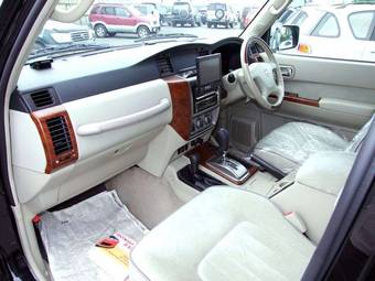 2005 Nissan Safari Images