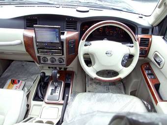 2005 Nissan Safari Photos