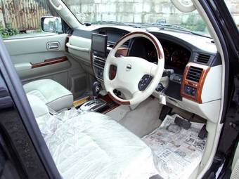 2005 Nissan Safari Photos