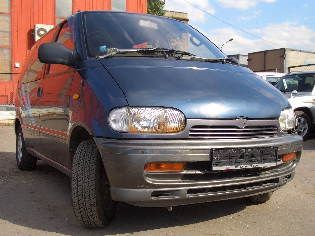 1992 Nissan Serena Images