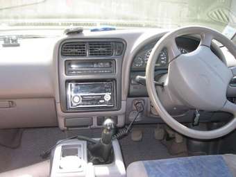 1999 Nissan Serena Photos