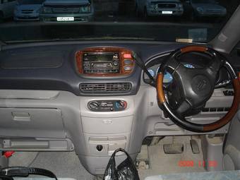 1999 Nissan Serena Photos