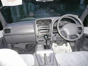 1999 Nissan Serena Pictures