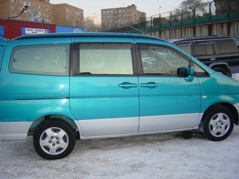 2000 Nissan Serena