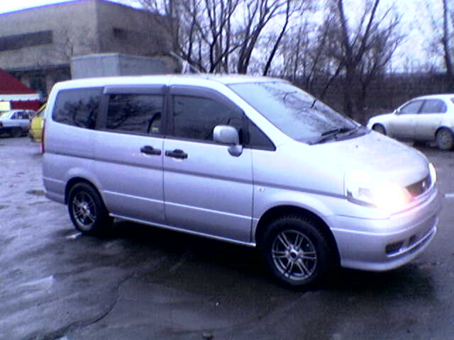 2000 Nissan Serena