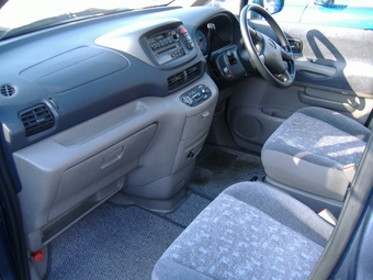 2000 Nissan Serena