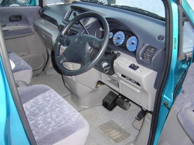 2000 Nissan Serena