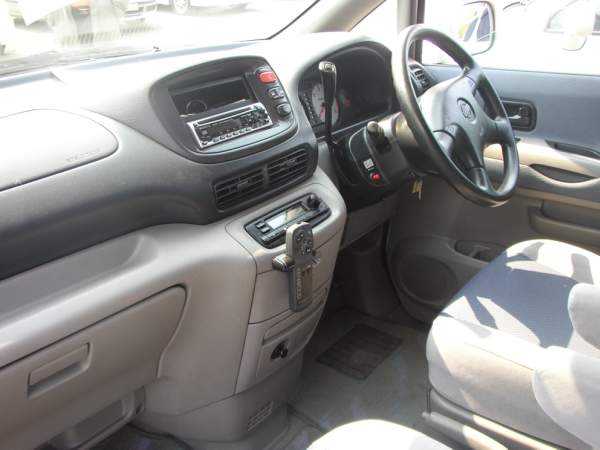 2000 Nissan Serena