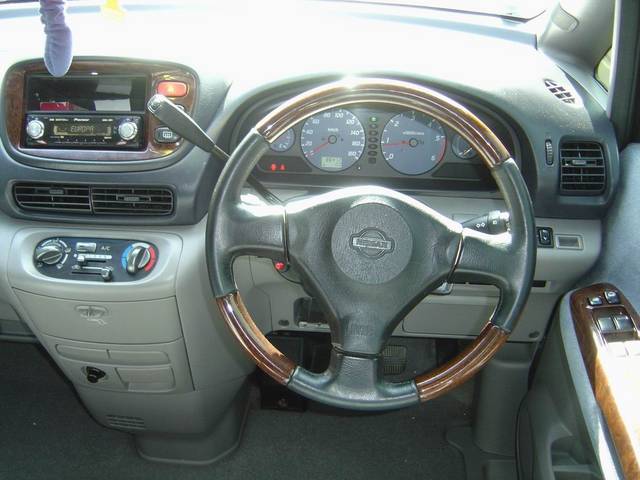 2000 Nissan Serena