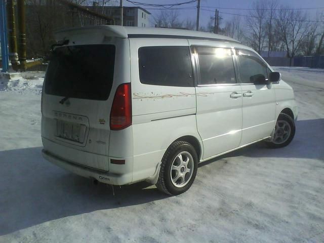 2000 Nissan Serena