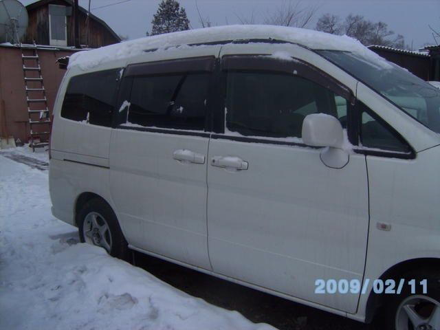 2000 Nissan Serena