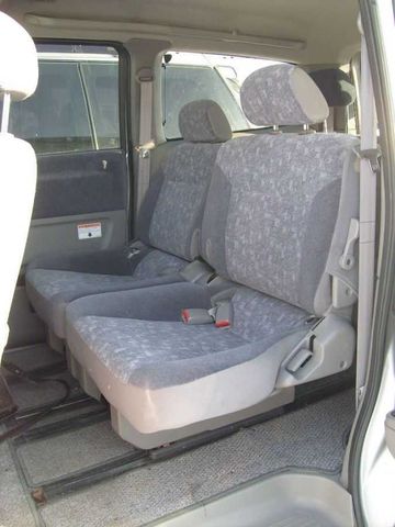 2000 Nissan Serena