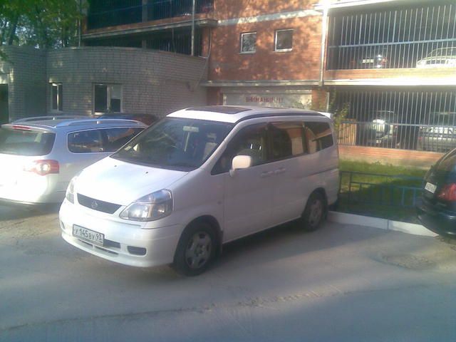 2000 Nissan Serena