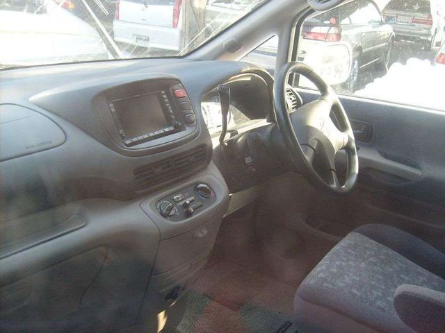 2000 Nissan Serena