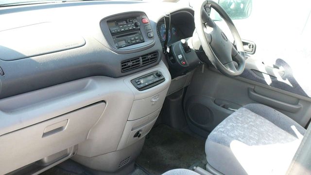 2000 Nissan Serena