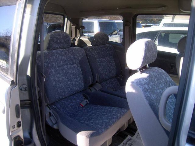 2000 Nissan Serena